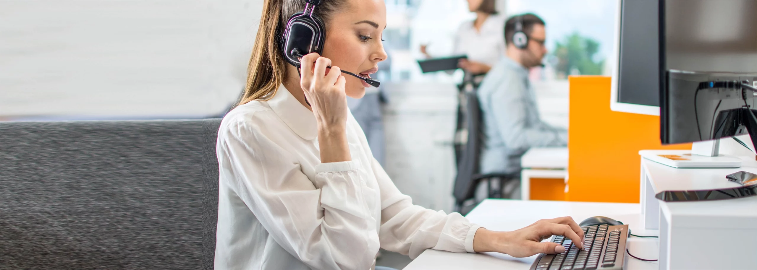 A female agent working on an omnichannel contact center