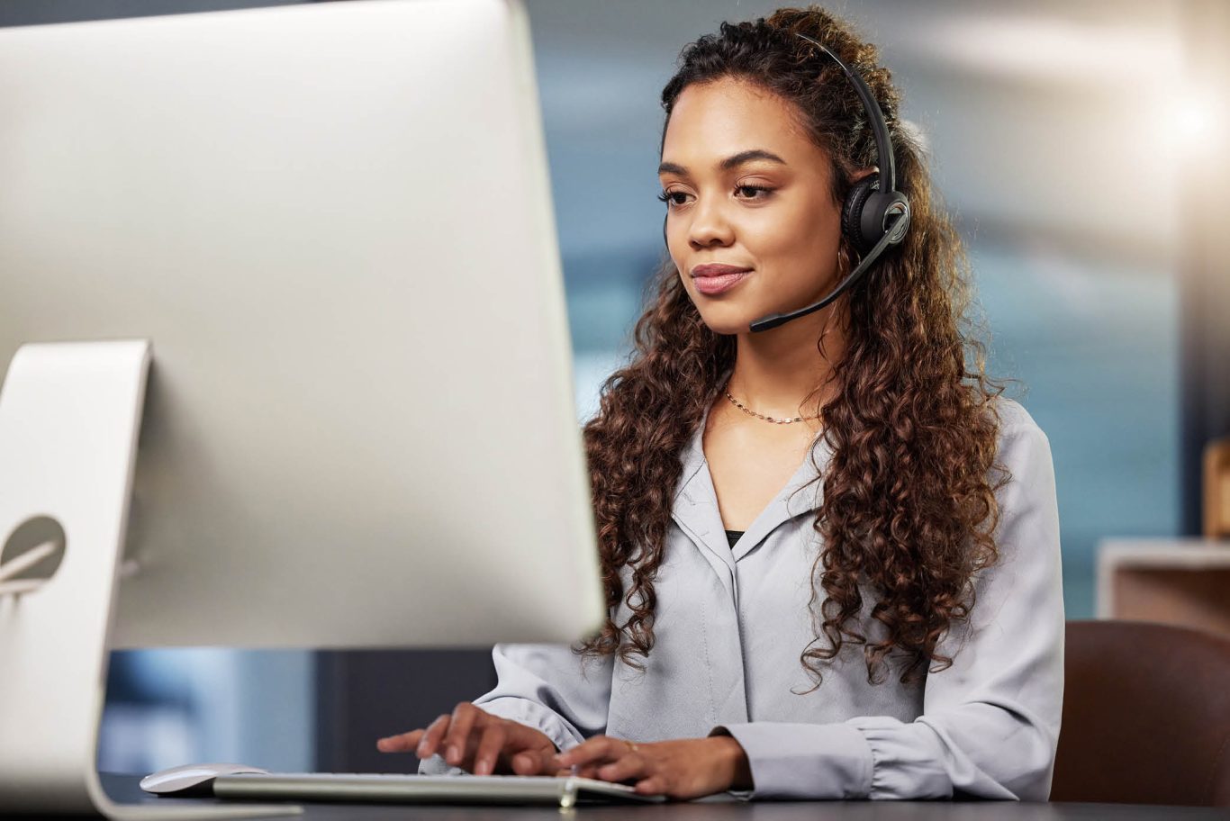 Call center agent replying to an email