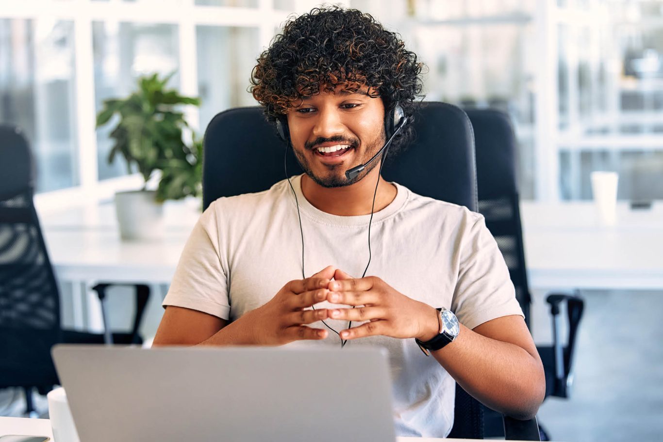Technical support operator speaking to a customer