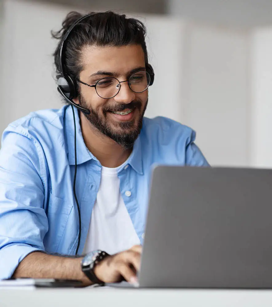 An agent filled with happiness utilizes cutting-edge contact center technology