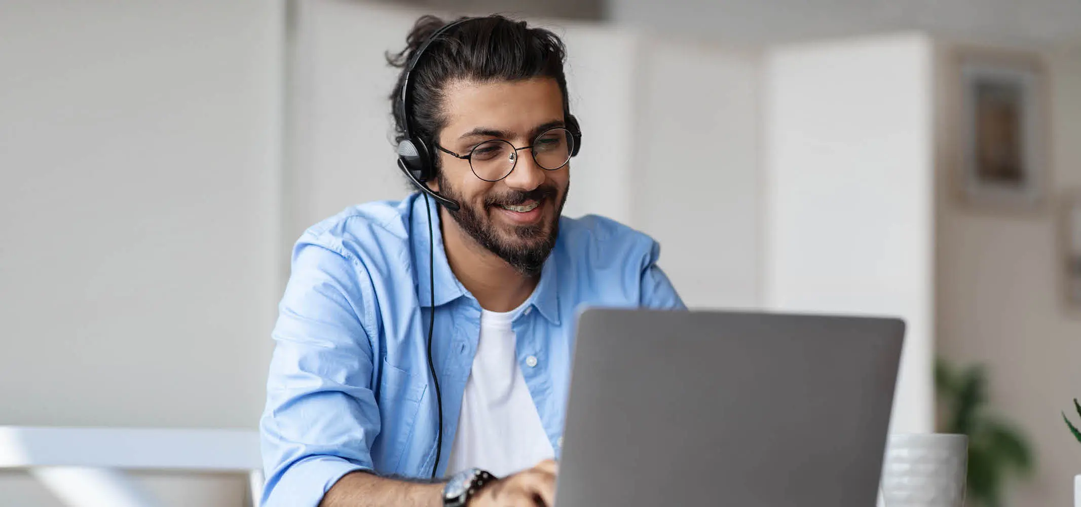An agent filled with happiness utilizes cutting-edge contact center technology
