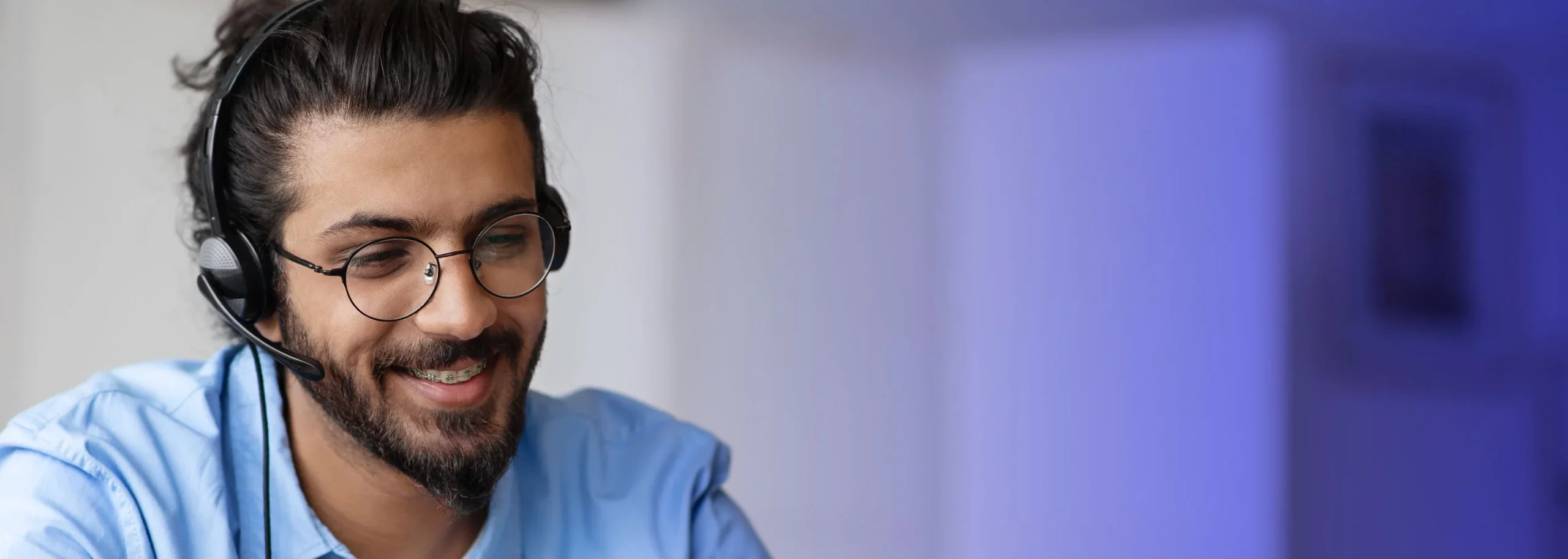 An agent filled with happiness utilizes cutting-edge contact center technology