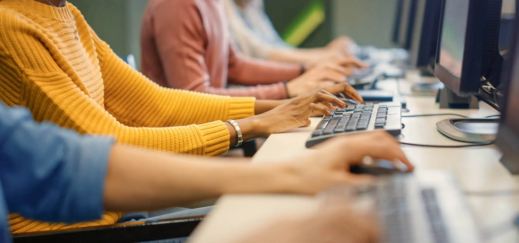 Call center agents happily working on a omnichannel contact center